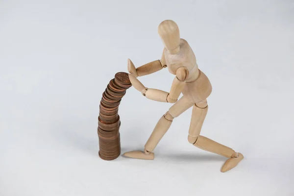 Dřevěná figurka s zásobníku mincí — Stock fotografie