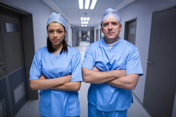 Chirurgen stehen mit verschränkten Armen — Stockfoto