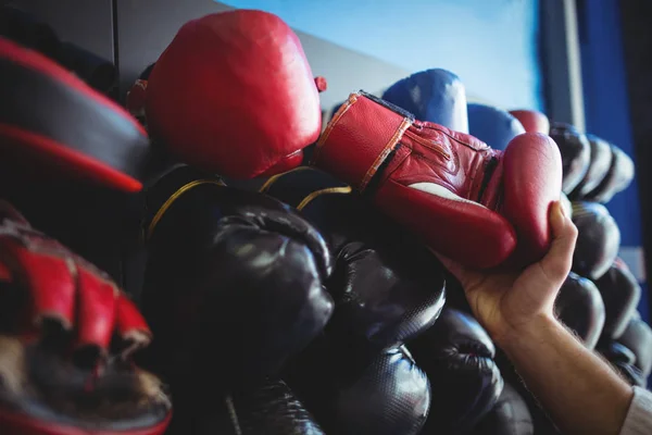 Kick boxer escolher luvas — Fotografia de Stock