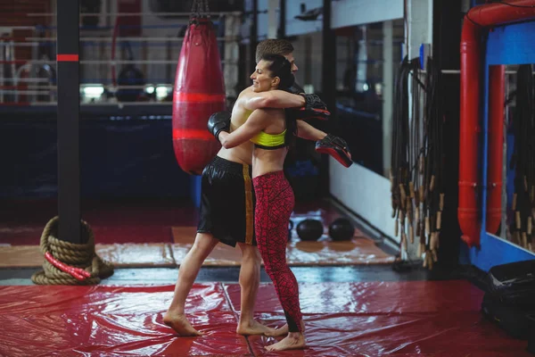 Lächelnde Boxer, die sich umarmen — Stockfoto