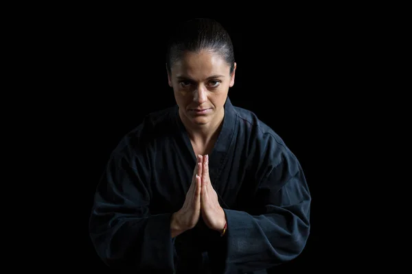 Jogadora de karatê feminino em pose de oração — Fotografia de Stock