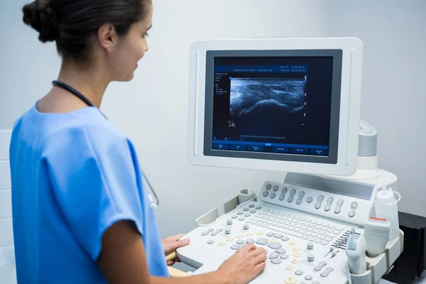 Médico usando máquina de sonografía — Foto de Stock