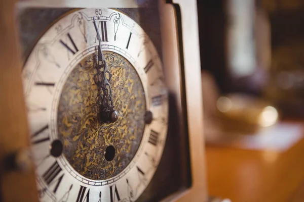 Reloj redondo en taller —  Fotos de Stock