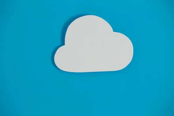 Cloud papír na modrém pozadí — Stock fotografie