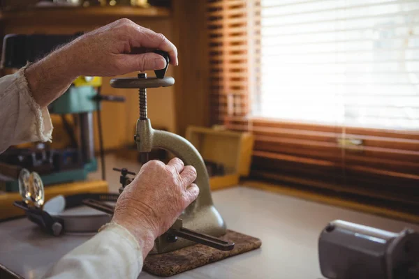 Uhrmacher repariert eine Uhr — Stockfoto