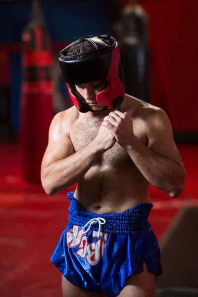 Boxeador confiado realizando postura de boxeo — Foto de Stock