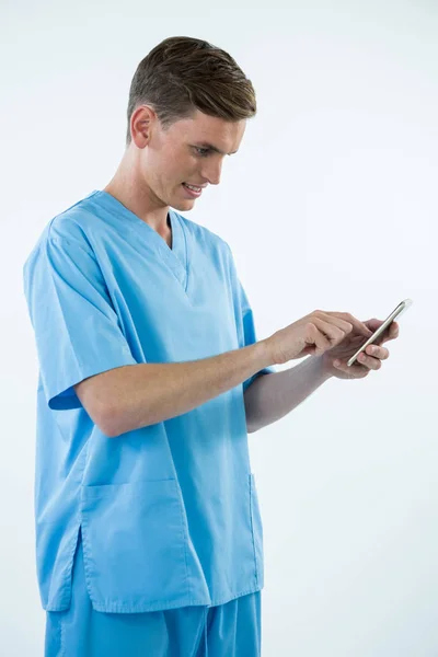 Mandlig sygeplejerske bruger mobiltelefon - Stock-foto