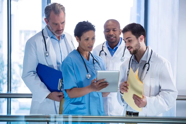 Médicos do sexo masculino e enfermeiro usando tablet — Fotografia de Stock