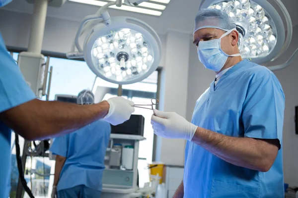 Surgeons preparing for surgery — Stock Photo, Image