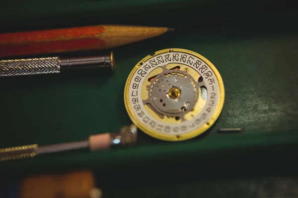 Horologists workshop s hodinami, Oprava nástroje — Stock fotografie