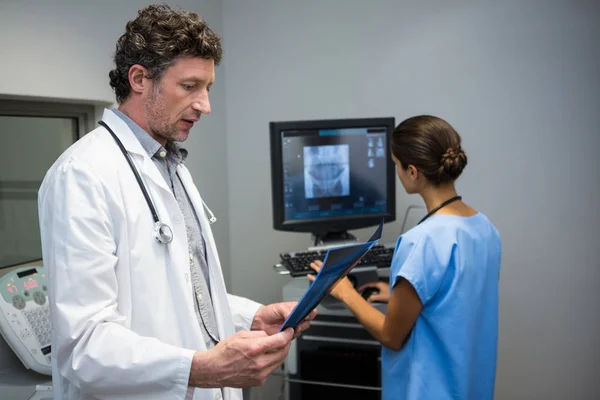 Médicos examinando una radiografía — Foto de Stock