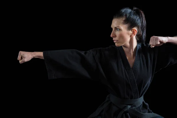 Giocatrice di karate femminile che esegue una posizione di karate — Foto Stock