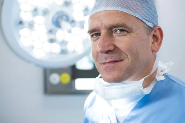 Male surgeon in operation theater — Stock Photo, Image