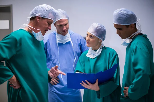 Surgeons having discussion on file — Stock Photo, Image