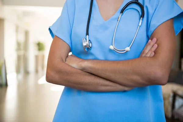 Läkare stående med arm korsade på sjukhus — Stockfoto