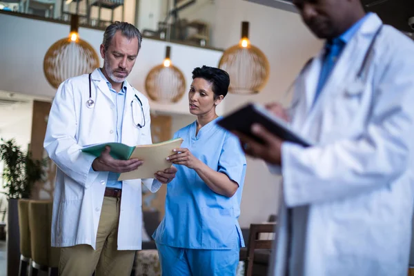 Chirurg und Krankenschwester diskutieren Berichte — Stockfoto