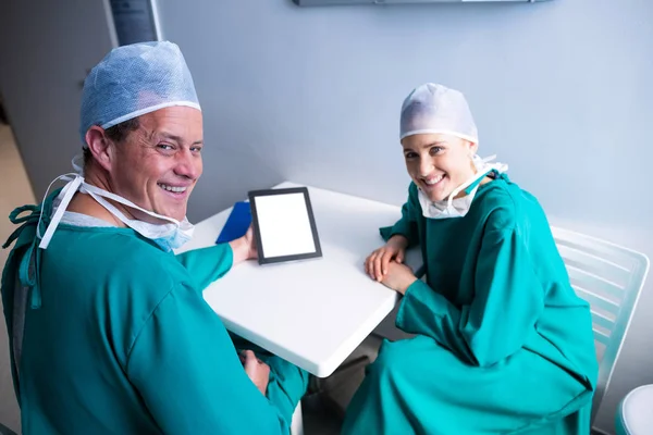 Surgeons using digital tablet — Stock Photo, Image