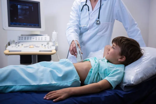 Médica fazendo ultrassom para paciente — Fotografia de Stock