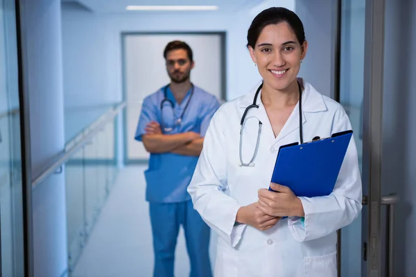 Médico fêmea em pé com enfermeira — Fotografia de Stock