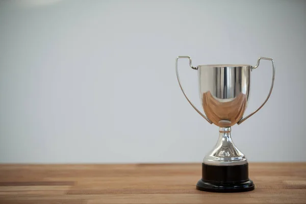 Silberne Trophäe auf Holztisch — Stockfoto