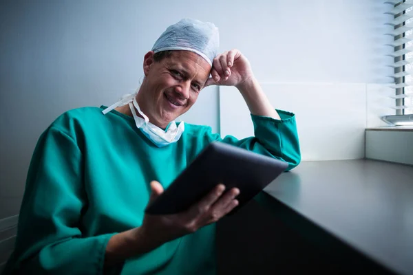Mężczyzna chirurg przy użyciu cyfrowego tabletu — Zdjęcie stockowe