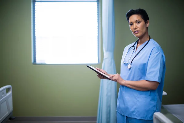 Πορτρέτο του θηλυκό νοσοκόμα χρησιμοποιώντας ψηφιακό tablet σε θάλαμο — Φωτογραφία Αρχείου