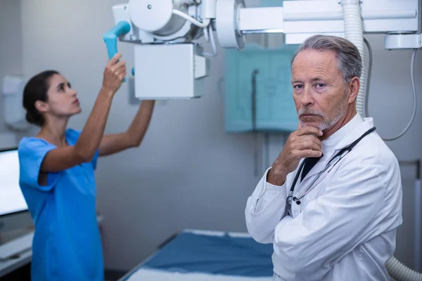 Krankenschwester richtet Röntgengerät ein — Stockfoto