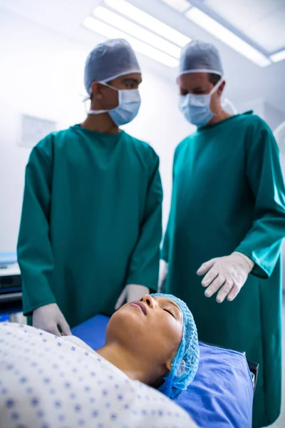 Surgeons operating in operation theater — Stock Photo, Image