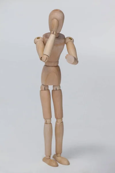 Statuetta di legno che finge di parlare al telefono — Foto Stock