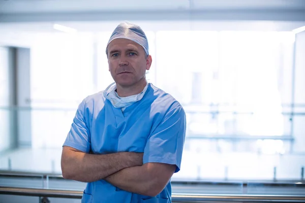 Хірург стоїть зі схрещеними руками — стокове фото