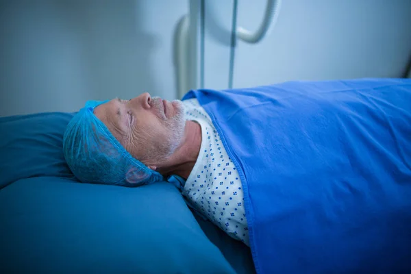 Patient entspannt sich auf Bett im Röntgenraum — Stockfoto