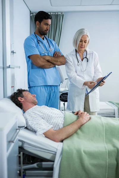 Médecins présentant un rapport médical au patient — Photo