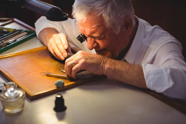 Uhrmacher repariert eine Uhr — Stockfoto