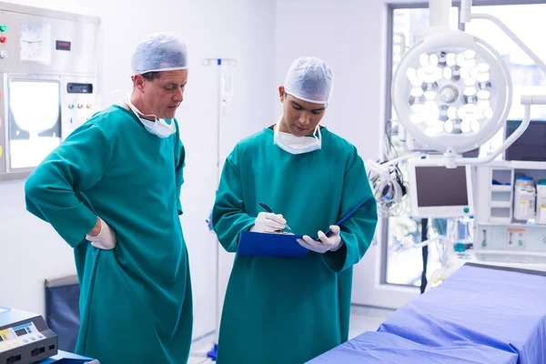 Surgeons discussing medical report — Stock Photo, Image