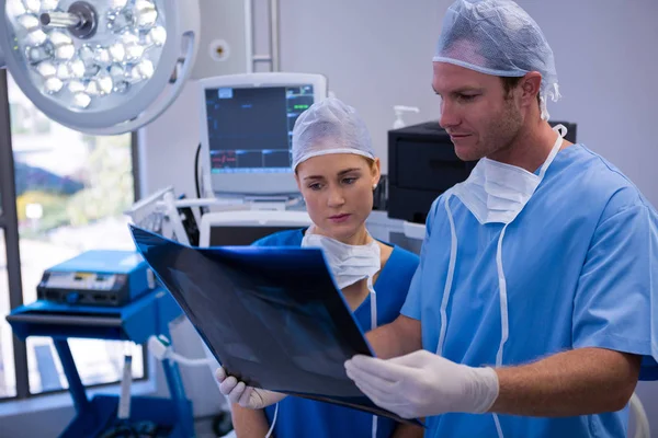 Manliga och kvinnliga sjuksköterska undersöker röntgen — Stockfoto