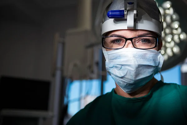 Vrouwelijke chirurg dragen chirurgisch masker — Stockfoto