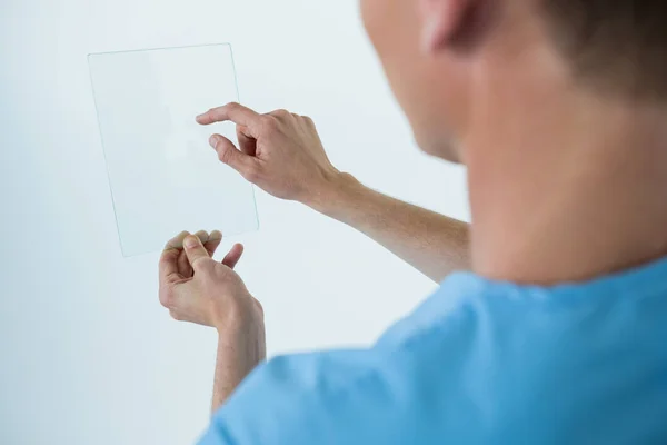 Krankenschwester berührt eine Glasscheibe — Stockfoto