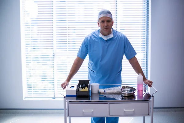 Male surgeon holding trolley — Stock Photo, Image