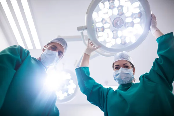 Cirurgiões realizando operação na sala de operação — Fotografia de Stock