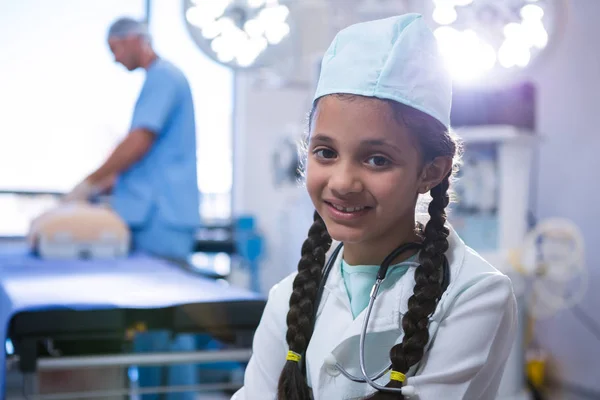 Bir doktor gibi davranan kız gülümseyerek — Stok fotoğraf