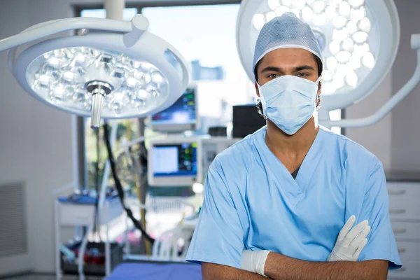 Αρσενικό χειρουργός στέκεται στο θέατρο λειτουργία — Φωτογραφία Αρχείου