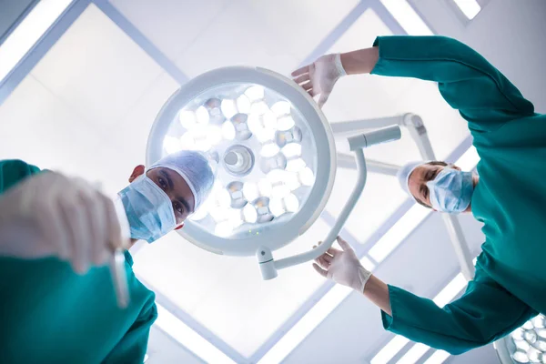 Cirujanos operando en quirófano —  Fotos de Stock