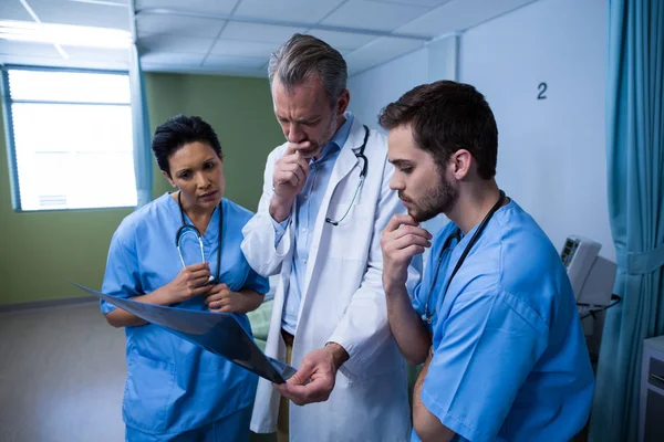 Doctor and nurse discussing x-ray in ward — Stock Photo, Image