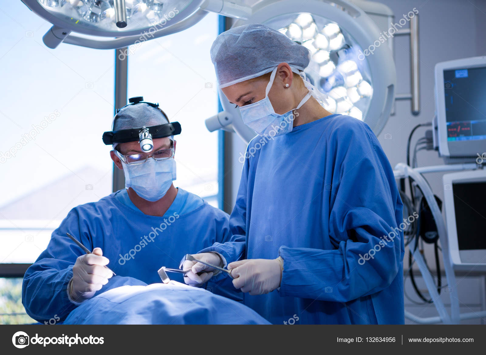 Хирург павлов в операционном зале. Кардиохирург операции. Операционный зал хирургия. Одежда хирурга на операции. Данную операцию выполнять.