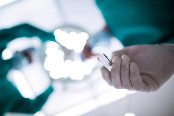 Chirurghi che operano in sala operatoria — Foto Stock
