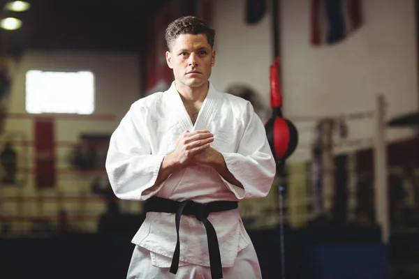 Pemain karate melakukan sikap karate — Stok Foto