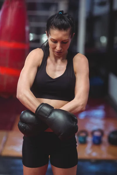 Boxerka nosí Boxerské rukavice — Stock fotografie
