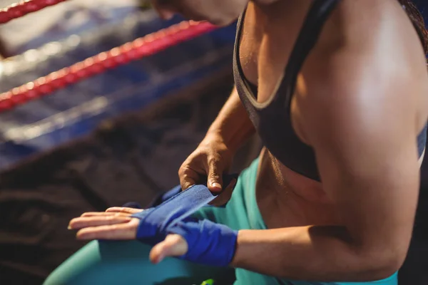 Boxeador femenino con correa azul — Foto de Stock