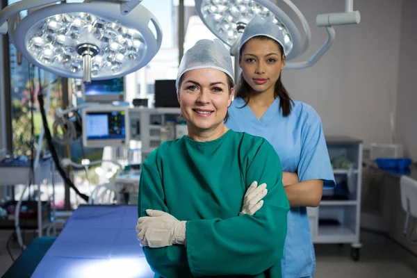Kadın cerrahlar operasyon tiyatroda ayakta — Stok fotoğraf