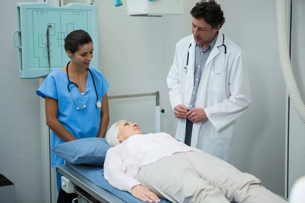 Médecin interagissant avec le patient — Photo